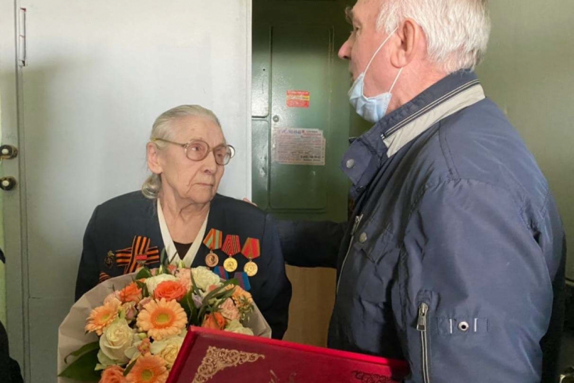 Сотрудники полиции поздравили ветерана трудового тыла с 90-летием